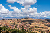 Dorf Racchi bei Chinchero mit Fernsicht auf die Anden,Heiliges Tal,Peru,Südamerika