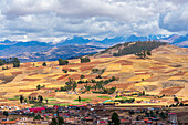 Felder um das Dorf Racchi bei Chinchero mit Fernsicht auf die Anden,Heiliges Tal,Peru,Südamerika