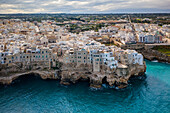 Polignano a Mare,Drohnen-Luftaufnahme der historischen Stadt an den Klippen der Adria mit türkisfarbenem Wasser,Polignano a Mare,Apulien,Italien,Europa