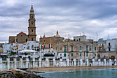 Monopoli historische Stadt mit alten Häusern und der Kathedrale Maria Santissima della Madia bei Sonnenuntergang,Monopoli,Apulien,Italien,Europa