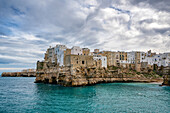 Polignano a Mare historische Küstenstadt mit traditionellen Häusern an den Klippen der Adria mit türkisfarbenem Wasser,Polignano a Mare,Apulien,Italien,Europa