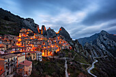 Castelmezzano historisches Dorf in den Bergen bei Sonnenuntergang,Castelmezzano,Basilicata,Italien,Europa