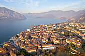 Luftaufnahme,Dorf Iseo,Iseosee,bei Sonnenuntergang,Provinz Brescia,Region Lombardei,Italien,Europa