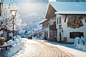 Winterzeit im kleinen deutschen Dorf Garmisch-Partenkirchen,Bayern,Deutschland,Europa