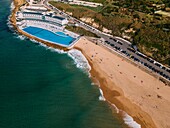 Praia Grande,der größte Strand an der Küste von Sintra,weißer Sand,beliebt bei Surfern,mit dem Meerwasser-Pool des Hotels Arribas,dem größten in Europa,Küste von Sintra,Portugal,Europa