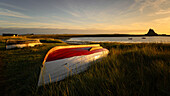 Boote am Ufer von Holy Island mit Lindisfarne Castle im Hintergrund,Northumberland,England,Vereinigtes Königreich,Europa