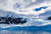 Blick auf schneebedeckte Berge in Neko Harbor in der Andvord-Bucht,Antarktis,Polarregionen