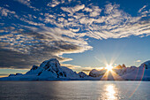 Blick auf schneebedeckte Berge bei Sonnenaufgang in Neko Harbor in der Andvord Bay,Antarktis,Polargebiete