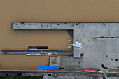 Luftaufnahme des Vadorrey-Piers und des Kajakclubs am Ebro-Fluss,der aufgrund der jüngsten Dana überfüllt ist,Zaragoza,Spanien