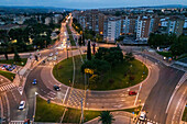 Luftaufnahme eines beleuchteten Kreisverkehrs bei Nacht,Zaragoza,Spanien