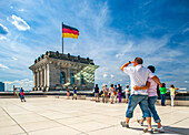 Berlin,Deutschland,29. Juli 2009,Touristen versammeln sich auf der Dachterrasse des Reichstages und genießen den Blick auf Berlin und die wehende deutsche Flagge.