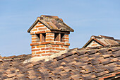 Schornstein eines traditionellen Bauernhauses auf einem Lavendelbauernhof in der Provinz Siena,Italien.