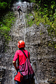 Canyoning und Abseilen an einem Wasserfall mit Pure Trek in La Fortuna,Costa Rica