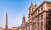 Sant'Agnese in Agone unter einem klaren blauen Himmel in Rom,Italien.