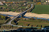 Blick auf eine Brücke über den Fiume Paglia von der auf einem Hügel gelegenen Stadt Orvieto,Italien.