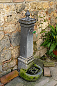 Ein Wasserbrunnen in der mittelalterlichen Stadt Monteriggioni,Siena,Toskana,Italien.