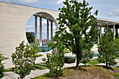 The German Chancellery in Berlin blends contemporary design with greenery, highlighting modern German architecture.