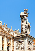 Die Statue des Heiligen Petrus mit komplizierten Details der Basilika in Rom,Italien.