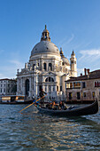 Eine Gondel und die Basilika Santa Maria della Salute auf dem Canal Grande in Venedig,Italien.