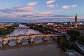 Luftaufnahme der Steinbrücke (Puente de Piedra) und der Kathedrale La Seo,Zaragoza,Spanien