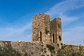 Wachturm auf der Stadtmauer der mittelalterlichen Festungsstadt Monteriggioni,Siena,Toskana,Italien.