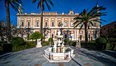 Renaissance-Fassade des Archivo de Indias mit Springbrunnen und Palmen in Sevilla.