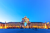 Der Triumphbogen steht majestätisch am Praça do Comércio und unterstreicht den Charme Lissabons in der Dämmerung.