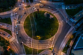 Luftaufnahme eines beleuchteten Kreisverkehrs bei Nacht,Zaragoza,Spanien