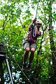 Junge kaukasische Frau hat Spaß bei einer Canopy-Tour in Costa Rica