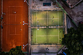 Luftaufnahme von verschiedenen Plätzen im Tennis- und Paddelclub