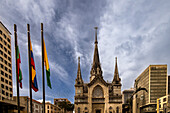 Plaza de Bolívar,mit dem Bolívar Cóndor und der Catedral Basílica de Nuestra Señora del Rosario de Manizales in der Stadt Manizales in Kolumbien