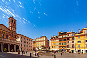 Rom,Italien,Juli 2017,Der belebte Platz um Santa Maria in Trastevere bietet charmante Gebäude und lebhafte Besucher,die die Atmosphäre genießen.