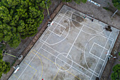 Basketball- und Fußballplätze zwischen Bäumen im Stadtpark,Zaragoza,Spanien