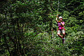 Junge kaukasische Frau hat Spaß bei einer Canopy-Tour in Costa Rica