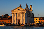 Kirche der Heiligen Maria vom Rosenkranz 'Gesuati' am Giudecca-Kanal bei Sonnenuntergang in Venedig,Italien.