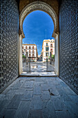 Ein atemberaubender Blick von der Puerta del Perdon an der Kathedrale von Sevilla,der die schöne Architektur unter einem klaren blauen Himmel zeigt. Die Szene fängt das Wesen und die Geschichte von Sevilla,Spanien,ein.