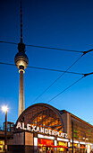 Die atemberaubende Architektur des Alexanderplatzes zeigt den Fernsehturm,während sich der Abend über Berlins pulsierenden Bezirk Mitte senkt.