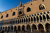 Fassade des Dogenpalastes oder Palazzo Ducale im goldenen Licht des späten Nachmittags in Venedig,Italien.