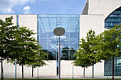 Das Bundeskanzleramt in Berlins Mitte besticht durch seine moderne Architektur mit Glas- und Steinelementen.