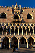 Fassade des Dogenpalastes oder Palazzo Ducale im goldenen Licht des späten Nachmittags in Venedig,Italien.