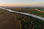 Luftaufnahme des Flusses Ebro,der durch das Gebiet La Alfranca in Zaragoza,Spanien fließt