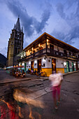 Plaza El Libertador und die Basilika der Unbefleckten Empfängnis in Jardin,Kolumbien