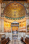 Rom,Italien,22. Juli 2017,Die Apsis der Basilika San Clemente ist mit aufwändigen Mosaiken und lebendigen Fresken ausgestattet,die reiche historische und künstlerische Themen illustrieren.