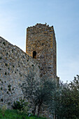 Wachturm auf der Stadtmauer der mittelalterlichen Stadt Monteriggioni,Siena,Toskana,Italien. Von außen betrachtet.