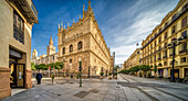 Ein atemberaubender Blick auf die Avenida de la Constitucion in Sevilla,mit der Iglesia del Sagrario,der Catedral und der majestätischen Giralda im Hintergrund. Ein ruhiges und malerisches Stadtbild.