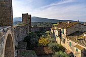 Wachtürme auf der Stadtmauer der mittelalterlichen Stadt Monteriggioni,Siena,Toskana,Italien. Blick vom Inneren der Stadtmauer.