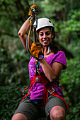 Junge kaukasische Frau hat Spaß bei einer Canopy-Tour in Costa Rica