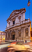 Rom,Italien,22. Juli 2017,Die atemberaubende Fassade der Basilika Sant'Andrea della Valle erstrahlt in der Abenddämmerung über Rom und schafft eine lebendige städtische Atmosphäre.