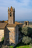 Der Glockenturm der Kirche Santa Maria Assunta in der ummauerten mittelalterlichen Stadt Monteriggioni,Italien.