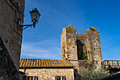 Wachturm auf der Stadtmauer der mittelalterlichen Festungsstadt Monteriggioni,Siena,Toskana,Italien.